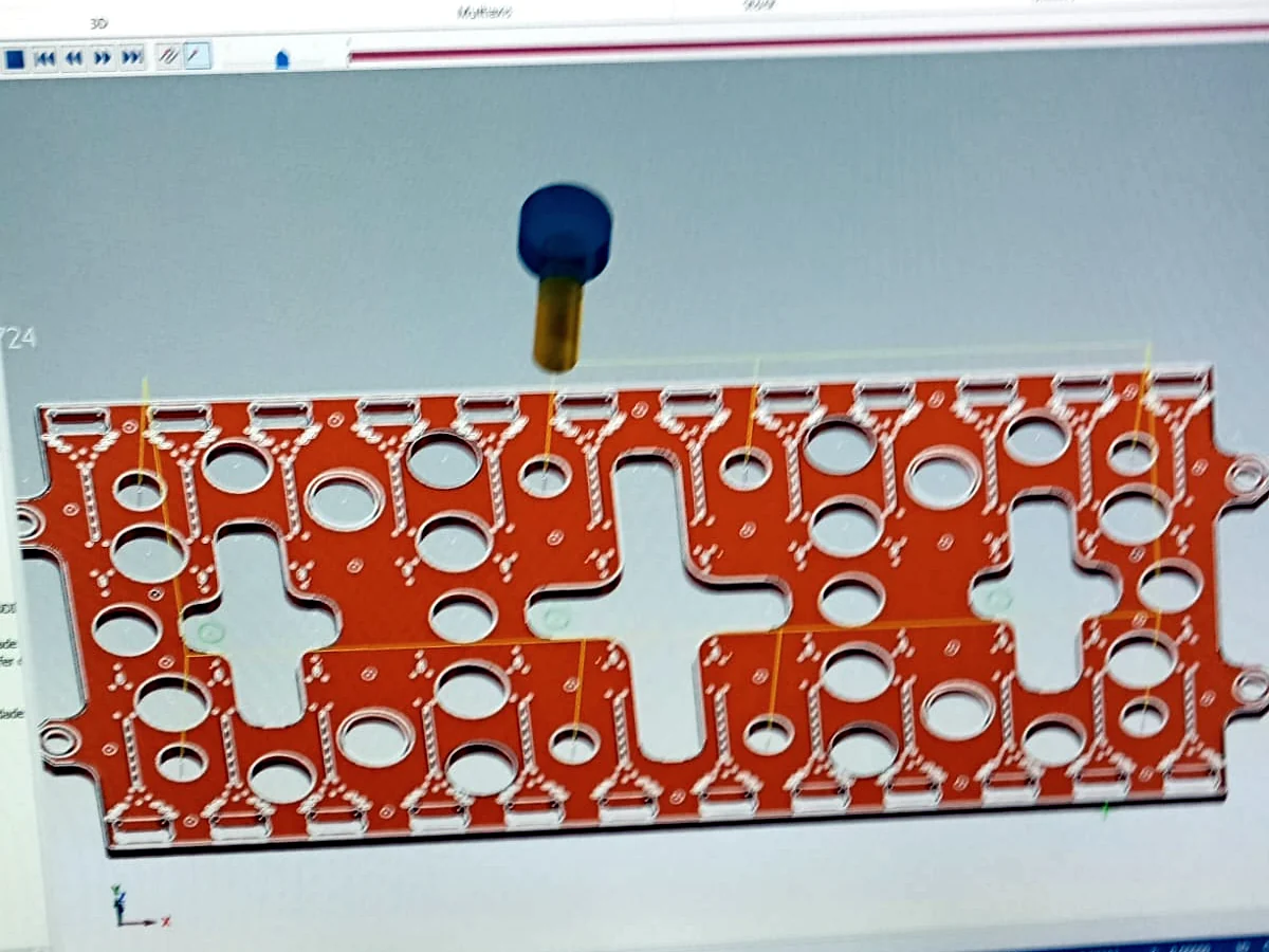 Programación CAM sobre modelo de una placa industrial